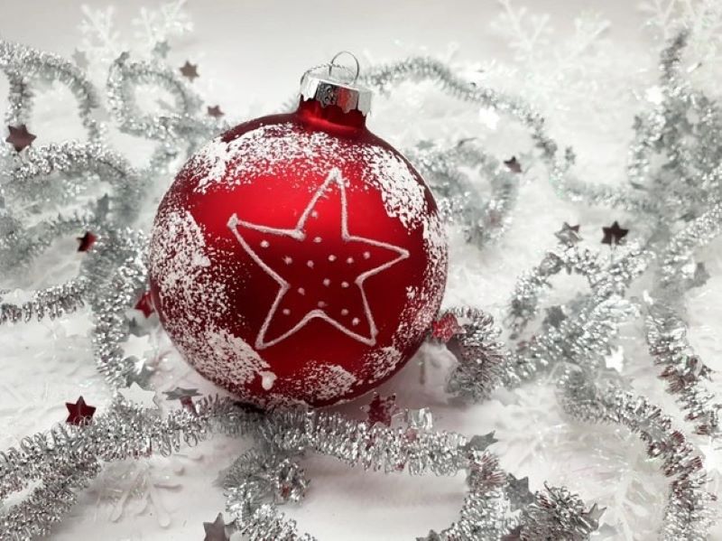 What to consider when buying Christmas ornaments online