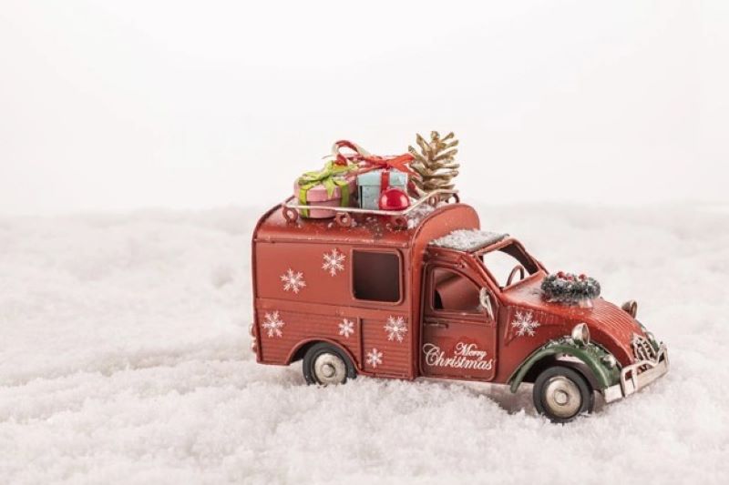 closeup-toy-car-with-christmas